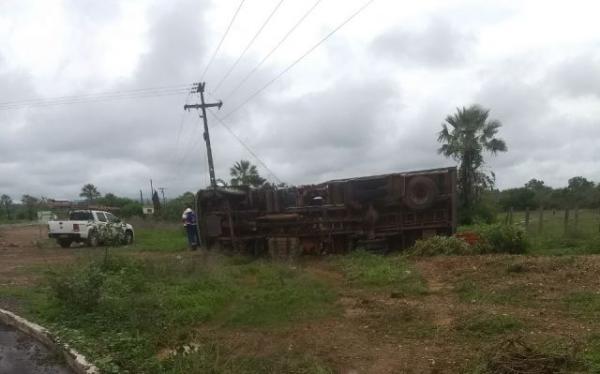 Caminhão munck da Eletrobras tomba em rotatória na zona rural de Floriano.(Imagem:FlorianoNews)