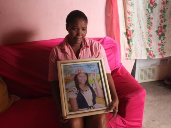 Eliene Costa, mãe de Patrícia, vítima de bala perdida.(Imagem:Wenner Tito/G1)