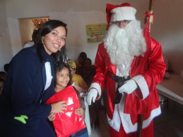 Papai Noel distribuiu presentes para crianças em Floriano.(Imagem:FlorianoNews)