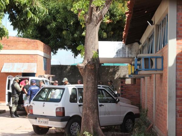 Adolescentes participam da audiência na qual setença será proferida.(Imagem:Catarina Costa/G1)