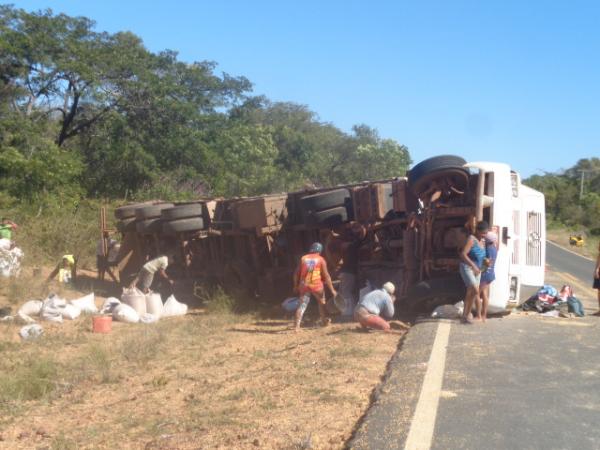 Carreta carregada de milho tomba na BR 230, em Barão de Grajaú.(Imagem:FlorianoNews)