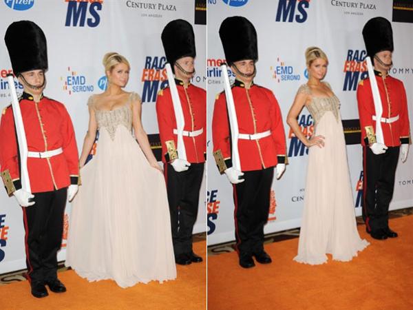Paris Hilton tem dia de princesa e posa com a 'guarda real britânica'(Imagem:AFP)