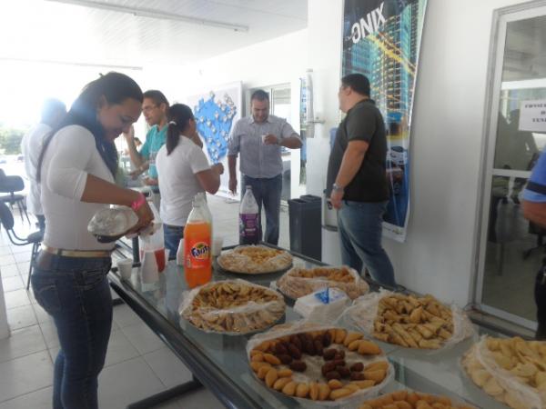 Taxistas participam de café da manhã em concessionária de veículos de Floriano.(Imagem:FlorianoNews)