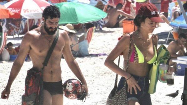 Thaila Ayala e o marido Renato Góes renovam bronzeado em dia de praia no Rio(Imagem:Sandro Cardozo)