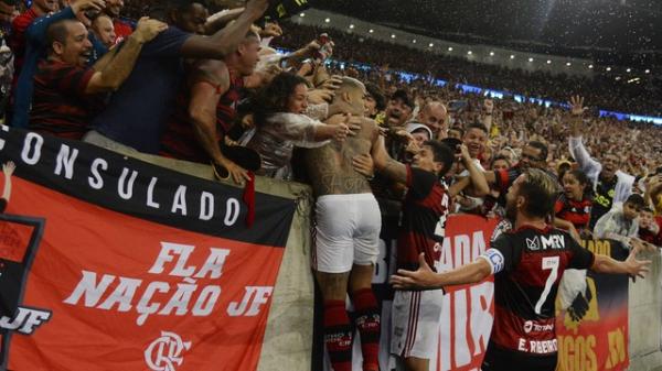 Gabigol comemora com torcida do Flamengo em final da Taça Guanabara.(Imagem:André Durão)