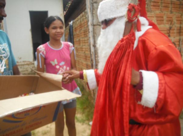 Papai Noel promoveu manhã de alegria com distribuição de bombons em Floriano.(Imagem:FlorianoNews)