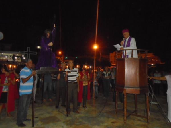 Fiéis participam da procissão de Bom Jesus dos Passos em Floriano.(Imagem:FlorianoNews)