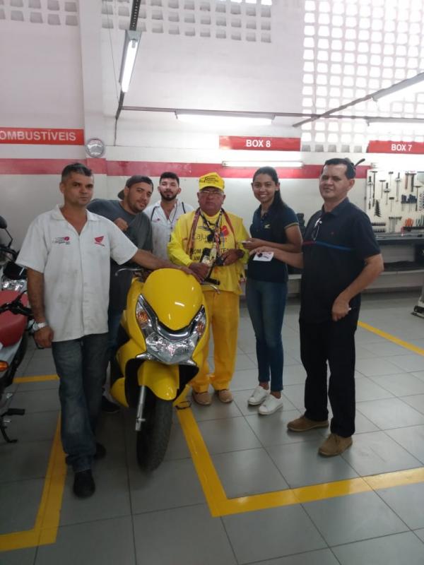 Cajueiro Motos presenteia Repórter Amarelinho com a nova PCX personalizada.(Imagem:FlorianoNews)