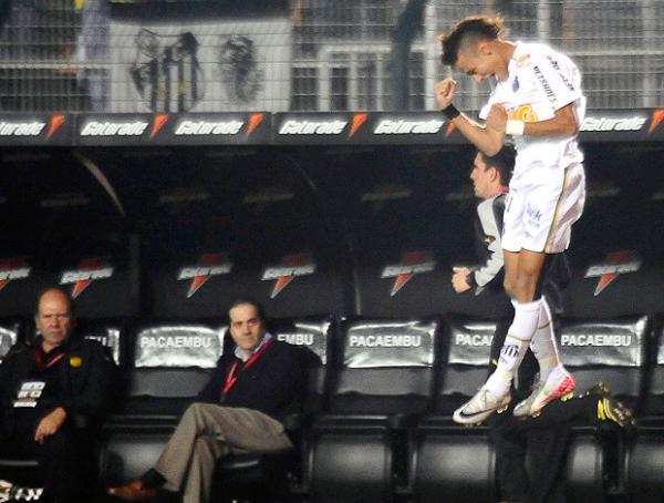 Neymar comemora o gol diante do banco do Peñarol, que só lamenta.(Imagem:Marcos Ribolli / Globoesporte.com)