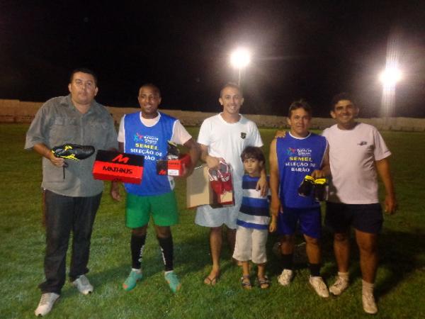 Prefeitura de Barão de Grajaú realizou entrega de chuteiras à Seleção masculina.(Imagem:FlorianoNews)