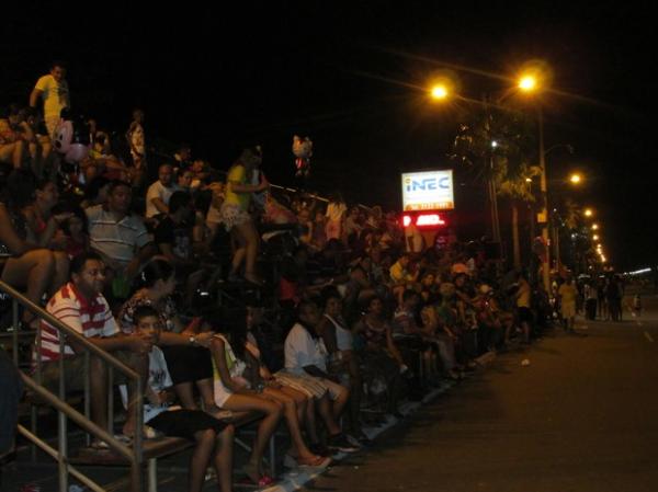 Centenas de pessoas acompanharam desfile de blocos.(Imagem:Ellyo Teixeira/G1)