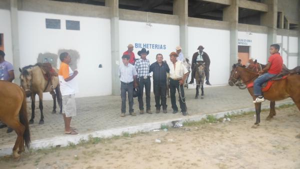 Vaqueiros participam de cavalgada pelas ruas de Floriano.(Imagem:FlorianoNews)