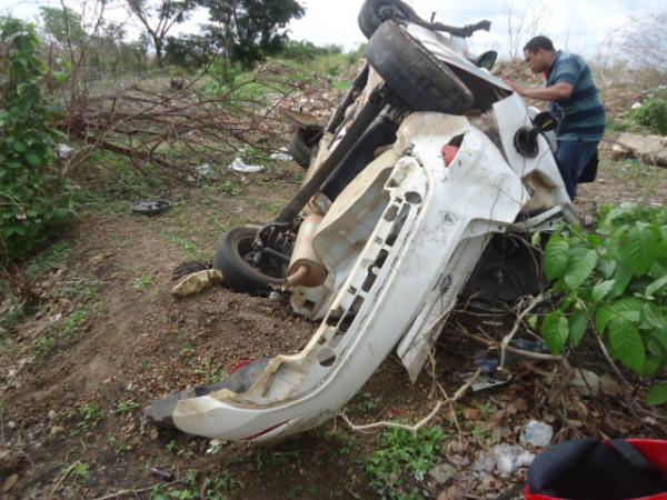 Veículo desvia de moto, sai da pista e capota carro em Floriano.(Imagem:FlorianoNews)