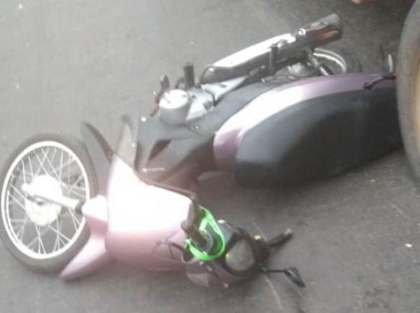 Duas pessoas ficam feridas em acidente entre carro e moto em Floriano.(Imagem:FlorianoNews)