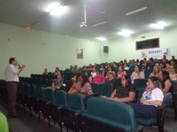 Floriano sedia Encontro do Conselho Regional de Enfermagem do Piauí.(Imagem:FlorianoNews)