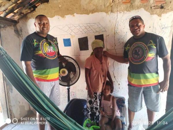 Colecionadores de Reggae fazem entrega de cadeira de rodas e cesta básica em Floriano.(Imagem:Movimento dos Colecionadores de Reggae)