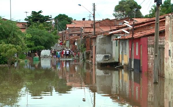 Casas atingidas pela água do Rio Poti na tarde deste sábado (6) na Zona Norte de Teresina.(Imagem:TV Clube)