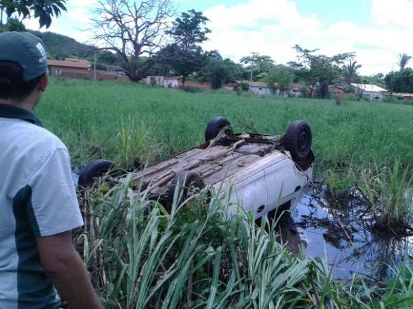 Motorista perdeu o controle e capotou carro na BR-343.(Imagem:Divulgação/PM)