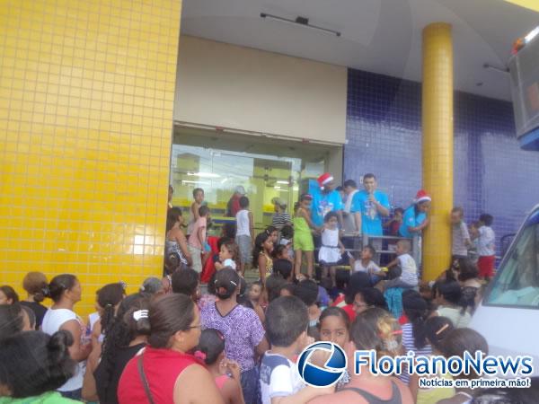 Papai Noel dos Correios realiza entrega de presentes em Floriano.(Imagem:FlorianoNews)