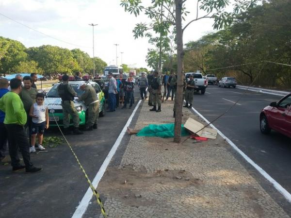 Piloto morre após moto se chocar contra árvore na Avenida Maranhão.(Imagem:GP1)