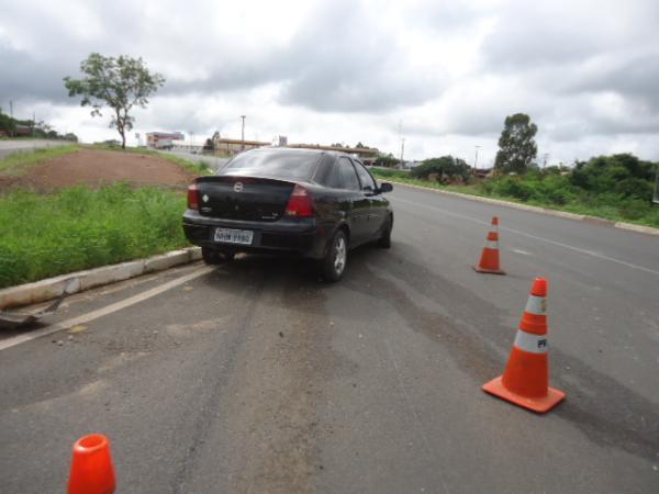 Veículo colide contra canteiro central da BR-230 em Floriano.(Imagem:FlorianoNews)