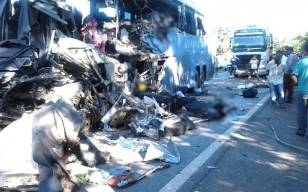 Lateral do ônibus ficou completamente destruída.(Imagem:Corpo de Bombeiros)