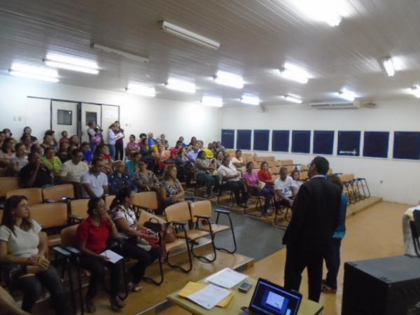 Reunião com servidores da educação mostra situação financeira do município.(Imagem:FlorianoNews)