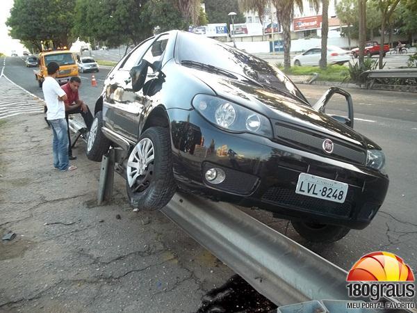 Motorista atende celular, perde o controle e avança sobre proteção.(Imagem:180graus)