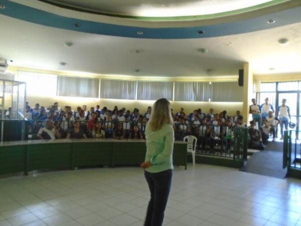 Estudantes e bolsistas do Pibid desenvolvem projeto de doação de sangue em Floriano.(Imagem:FlorianoNews)
