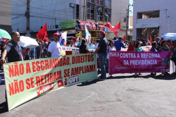 TERESINA, 9H50: Manifestantes se reúnem entre a Praça da Bandeira e o prédio do INSS.(Imagem:Gilcilene Araújo/G1)