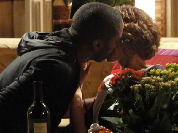 André e Carol se beijam e passam a noite juntos(Imagem:Insensato Coração / Tv Globo)
