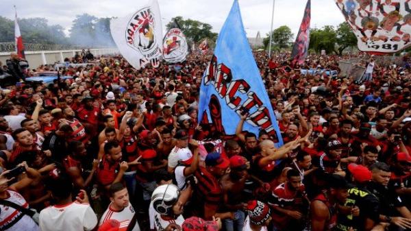 AeroFla no embarque do Flamengo para final da Libertadores.(Imagem:MARCELO THEOBALD / O Globo)