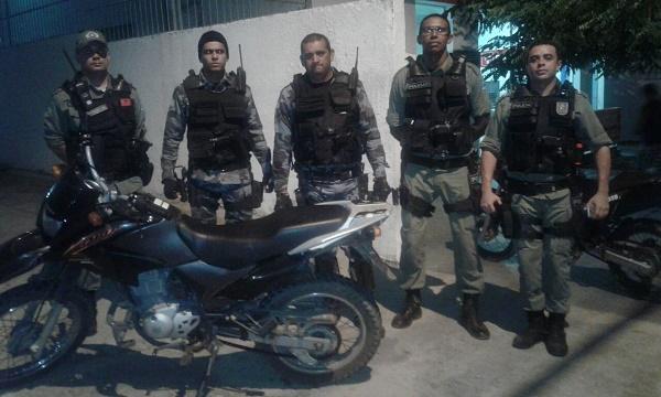 Policiais militares e a moto recuperada.(Imagem:Jc24horas)