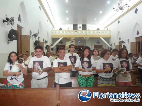 Parentes e amigos prestaram últimas homenagens a Juscelino Bezerra em missa de 7° dia.(Imagem:FlorianoNews)