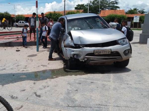 Carro desgovernado invade praça e destrói monumento da cruz em Barão de Grajaú.(Imagem:Divulgação)