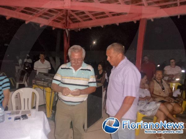 Diretor da APAE, Coronel Vieira, recendo o apurado do bingo.(Imagem:FlorianoNews)