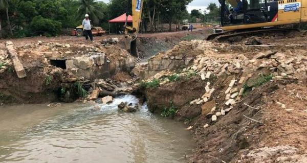 Obra de construtora provoca rompimento de cano da Agespisa em Floriano.(Imagem:Agespisa)