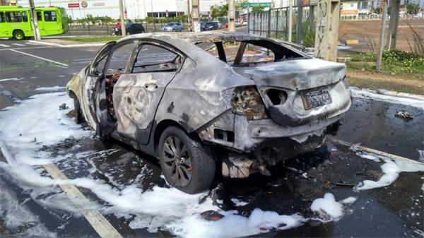 Carro pega fogo próximo a shopping na Avenida Raul Lopes.(Imagem:Divulgação)