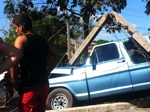 Sem controle, caminhão acabou colidindo com um poste na rodovia.(Imagem:Patrícia Andrade/G1)