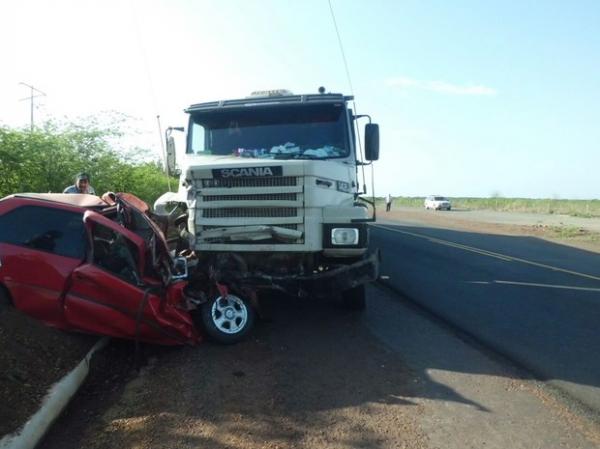 Colisão frontal entre carro e carreta resulta na morte de duas pessoas no PI.(Imagem:Polícia Rodoviária Federal)