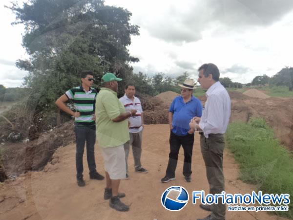 Avelino Neiva inspeciona andamento de obras de urbanização em Floriano.(Imagem:FlorianoNews)