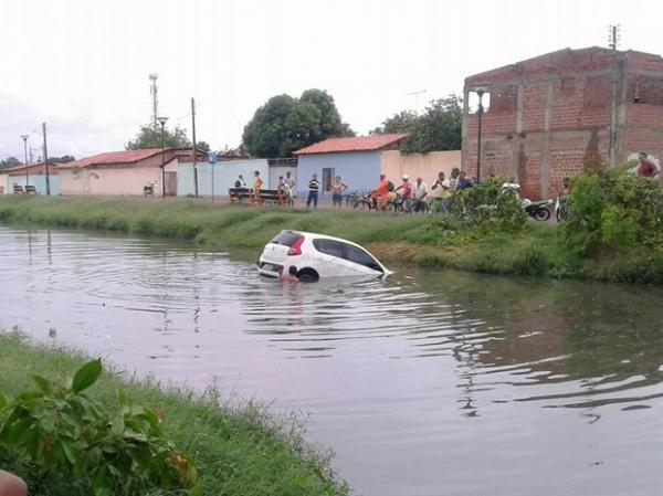 Carro cai em lago e motorista fica ferido.(Imagem:Divulgação/PM)