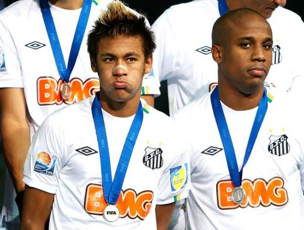 Neymar faz cara de poucos amigos na premiação do segundo lugar no Mundial de Clubes.(Imagem:Reuters)