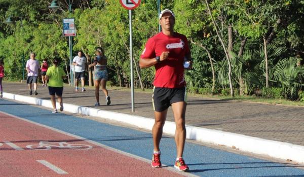 Eduardo Raimundo explica que o mercado em torno da corrida de rua ainda é pouco explorado em Teresina.(Imagem:Emanuele Madeira/GloboEsporte.com)