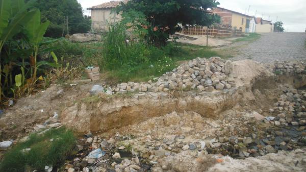 Buraco no bairro Caixa D?água aumenta transtornos para os moradores.(Imagem:FlorianoNews)