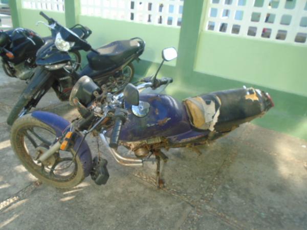 Populares encontram motocicleta abandonada na zona rural de Floriano.(Imagem:FlorianoNews)
