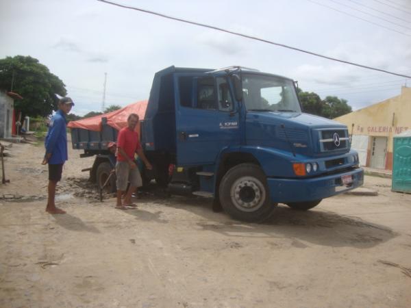 Mais um caminhão atolado nas obras do esgotamento sanitário(Imagem:Floriano News)