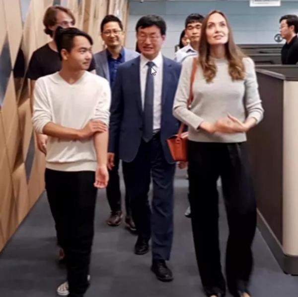 Angelina Jolie e seu filho Maddox na Universidade de Yonsei, na Coreia do Sul.(Imagem:Universidade de Yonsei)