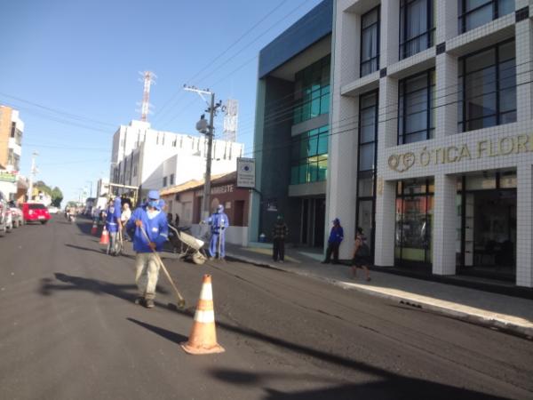 Avelino Neiva verifica obras de pavimentação asfáltica em Floriano.(Imagem:FlorianoNews)