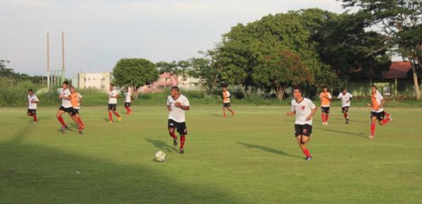 Titulares mostram serviço e batem suplentes em treino coletivo.(Imagem:Abdias Bideh/GloboEsporte.com)